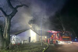 Freiwillige Feuerwehr löscht Dachstuhlbrand