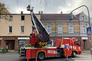 Brandrauch dringt aus Wohnungsfenster / Anwohner melden Feuer in Oberhausen Lirich