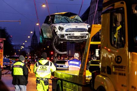 Das Auto des mutmaßlichen Täters wurde am Abend abtransportiert.