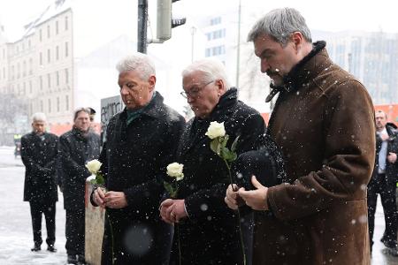 Bundespräsident Frank-Walter Steinmeier (M) besuchte den Tatort.