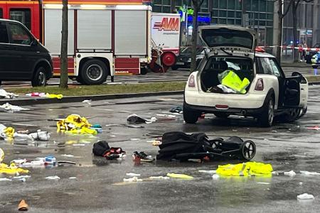 Mit seinem Auto überfuhr der Mann mehrere Menschen.
