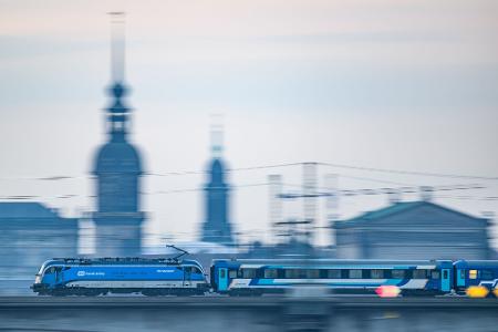 Der Eurocity passiert auf seinem Weg unter anderem Dresden. (Archivbild)