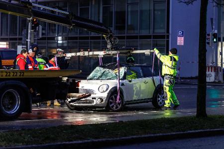 Das Auto des Mannes wird nach dem Anschlag abgeschleppt. 