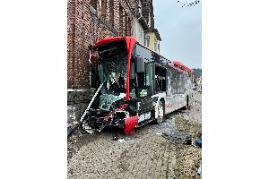 13 zum Teil schwer Verletzte nach Verkehrsunfall mit Linienbus