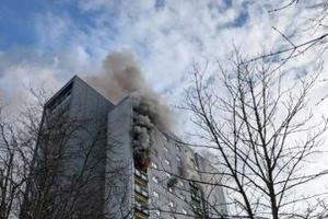 Brand in einem Wohnhochhaus, zwei Personen müssen reanimiert werden