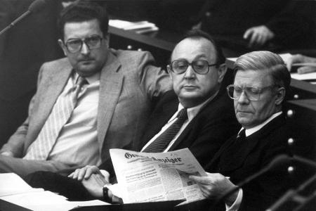 Gerhart Baum (links) mit Hans-Dietrich Genscher und Helmut Schmidt auf der Regierungsbank in Bonn. (Archivbild) 