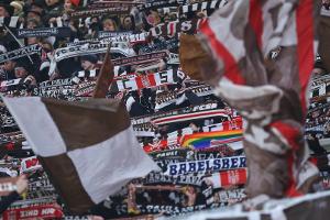 Pfiffe und Applaus: St. Pauli-Fans uneins nach Hymnen-Verzicht