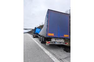 Biertransport auf Abwegen: Betrunkener LKW-Fahrer verliert Kontrolle über sein Gespann.