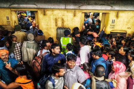 An einem Bahnhof in Neu-Delhi starben mehrere Menschen.