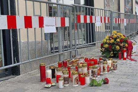 Die Menschen in Villach haben am Tatort Kerzen entzündet.