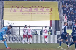 Selke verschießt und trifft: HSV rettet Punkt in Regensburg