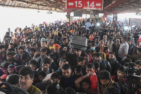 Auf dem Bahnhof von Neu-Delhi herrschte dichtes Gedränge, als es zu der Massenpanik gekommen war. Auf dem Bahnhof von Neu-Delhi herrschte dichtes Gedränge, als es zu der Massenpanik gekommen war.