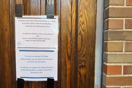 Ein Schild am Hintereingang der Augustana Lutheran Church weist darauf hin, dass Beamte der US-Polizei- und Einwanderungsbehörde (ICE) ohne richterlichen Beschluss keinen Zutritt haben. 