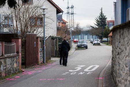 Polizisten haben hier auf einen Mann geschossen, der seine Lebensgefährtin und das gemeinsame Kind geschlagen und mit einer Schrotflinte bedroht hat. Der 48-Jährige starb nach einer Notoperation im Krankenhaus.