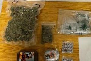 NMS - Bundespolizisten stellen "Drogendealer" im Bahnhof