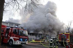 Nach Brand eines leerstehenden Hotels nehmen Brandermittler die Untersuchungen auf