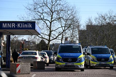 Polizist schießt Mann in Düsseldorfer Uni-Klinik nieder: Mit offenem Haftbefehl gesucht. Polizist schießt Mann in Düsseldorfer Uni-Klinik nieder: Mit offenem Haftbefehl gesucht.