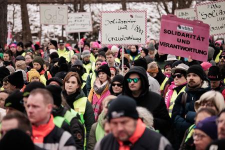 Gedrückte Stimmung zu Beginn der Tarifverhandlungen: Die Gewerkschaften gedachten der Opfer von München.