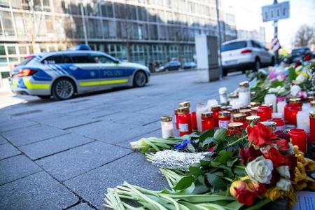 Nach dem Anschlag haben Menschen Blumen niedergelegt und Kerzen aufgestellt. (Archivbild)