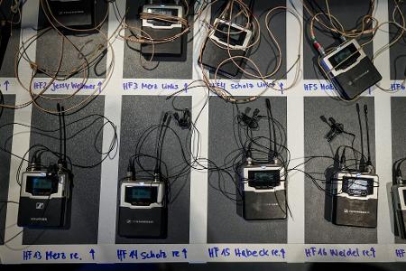 Gleich werden die Gäste verkabelt. Vor Beginn der ARD-Sendung liegen die Mikrofone der Kanzlerkandidaten auf einem Tisch.