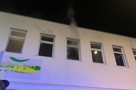 Aus einem Zimmer dringt Raucht ins Freie Aus einem Zimmer dringt Raucht ins Freie