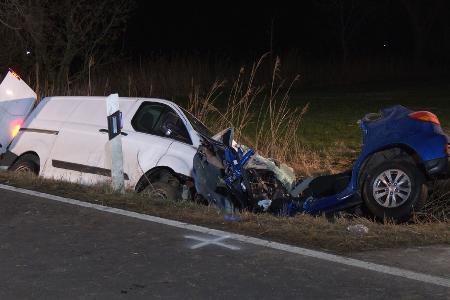Ein dreijähriges Kind überlebt schwer verletzt einen Unfall in Pewsum - seine beiden Eltern sterben. Ein dreijähriges Kind überlebt schwer verletzt einen Unfall in Pewsum - seine beiden Eltern sterben.