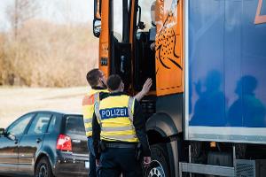 Berufskraftfahrer mit gefälschtem Führerschein unterwegs/ Bundespolizei verweigert Lkw-Lenker die Einreise
