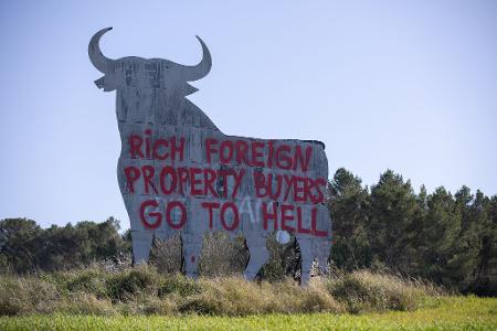 Die sogenannten Osborne-Stiere gelten in Spanien als Kult und als Wahrzeichen des Landes. (Foto aktuell)