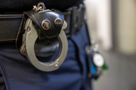 Die alarmierten Bundespolizisten warteten auf die Frau und brachten sie in eine Klinik. (Symbolbild)