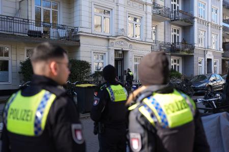 Nach dem Fund einer toten Frau untersucht die Hamburger Polizei eine Altbauwohnung im Stadtteil Hoheluft-West.