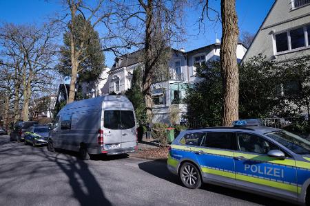 Das Haus, in dem der 25-jährige Tatverdächtige zwei Menschen mit einem Messer verletzt haben soll, liegt in einer ruhigen Wohnstraße im Stadtteil Marienthal.