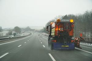 Sicher durch den Winter - so verhalten Sie sich richtig, wenn der Winterdienst auf der Autobahn unterwegs ist
