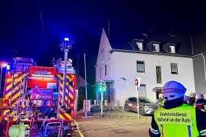 Feuerwehreinsatz nach Kohlenmonoxid-Austritt in Mülheim - Eine Person verstorben