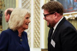 Empfang im Buckingham-Palast: Königin Camilla scherzt mit James Corden