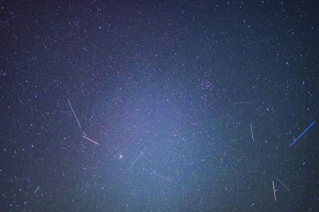Verglühender Weltraumschrott leuchtet länger als Sternschnuppen.