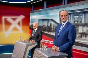 In einem Flieger und Boot - Scholz und Merz beim TV-Duell