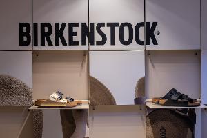 Bei der juristischen Bewertung stand die Frage im Zentrum, ob Birkenstock über den funktionalen Zweck hinaus einen künstlerischen Gestaltungsspielraum ausgenutzt hat.