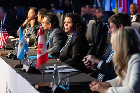 Dana Brown, US-Chargé d'Affaires in Südafrika und amtierende US-Botschafterin (Mitte), vertritt US-Außenminister Marco Rubio beim G20-Außenministertreffens in Johannesburg, Südafrika.