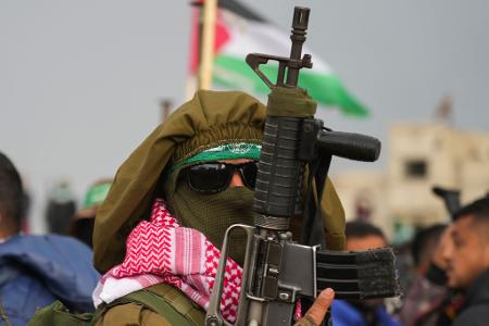 Vermummter Kämpfer der Terrororganisation Hamas vor der Übergabe. 