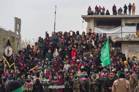 Versammlung im Gazastreifen vor Übergabe der Geiseln. 