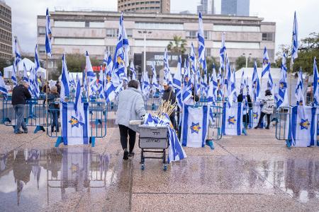Menschen auf dem Platz der Geiseln in Tel Aviv. 