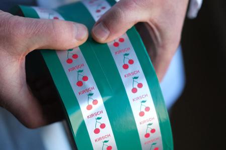 Nostalgie mit modernem Touch: Die Verpackung von Frukas sieht aus wie immer, ist nun aber nachhaltiger und aluminiumfrei. Nostalgie mit modernem Touch: Die Verpackung von Frukas sieht aus wie immer, ist nun aber nachhaltiger und aluminiumfrei.