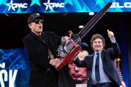 Argentiniens Präsident Javier Milei übergab Elon Musk auf einer Konferenz in Washington eine Kettensäge. Argentiniens Präsident Javier Milei übergab Elon Musk auf einer Konferenz in Washington eine Kettensäge.
