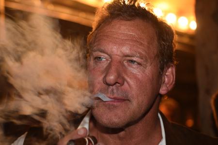 Ralf Moeller wird dabei sogar aktiv, macht vor Ort Wahlkampf für die CDU. In einer Berliner Tischlerei trat er zusammen mit Friedrich Merz auf. Es ist nicht ohne Risiko, sich so offen zu einer Partei ...