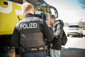 Busreisende unerlaubt eingereist und von Justizbehörden gesucht/ Bundespolizei vollstreckt zwei Haftbefehle