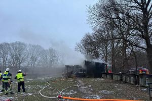 Brand im Vereinsheim im Lemsahler Weg - Paralleleinsatz mit Menschenrettung in der Detlev-von-Liliencron-Straße