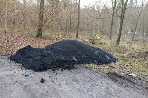 Renningen: Asphalt unerlaubt auf Waldparkplatz entsorgt
