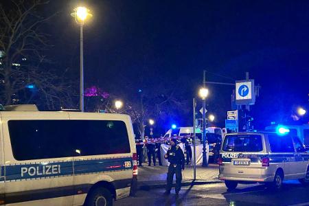 Am Denkmal für die ermordeten Juden Europas in Berlin-Mitte ist ein Mann schwer verletzt worden.
