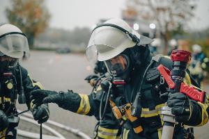 PKW brennt unter Carport