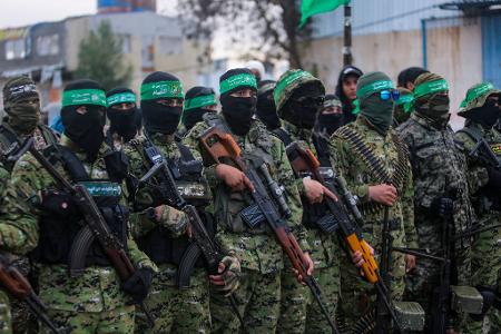 Vermummte und bewaffnete Mitglieder der Terrororganisation Hamas.